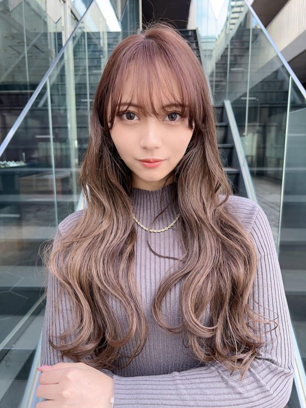 ロングヘアー　波ウェーブ　ミルクティーベージュ