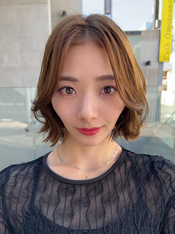 外ハネボブ　センターパート　ミルクティーベージュ