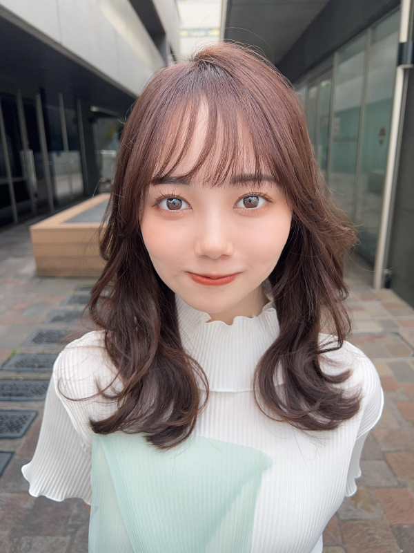 韓国風　韓国ヘア　くびれレイヤー　シースルーバング　アッシュベージュ