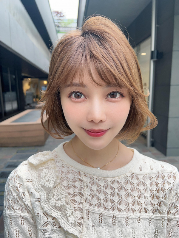 ミルクティーベージュ　アッシュベージュ　赤みなしカラー　レイヤーボブ　ふんわりボブ