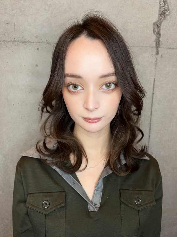 波ウェーブ　アッシュベージュ　ミディアム　レイヤーカット　外国人風
