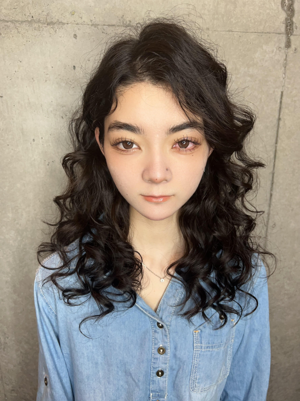ウェーブヘアー　セミロングレイヤー　黒髪