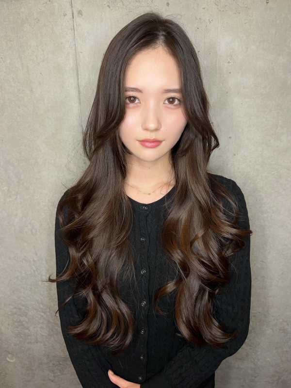 ロングレイヤー　波ウェーブ　黒髪ヘアー