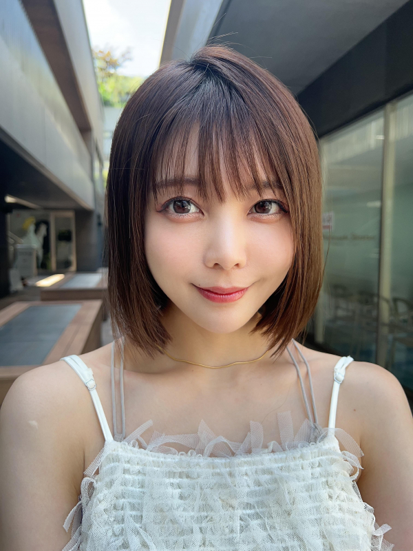 前下がりボブ　アッシュベージュ　ミルクティーベージュ　切りっぱなしボブ