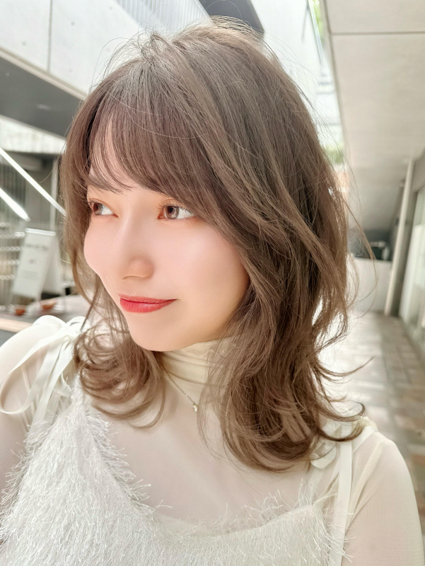 レイヤーミディ透明感カラーオリーブベージュレイヤーカット