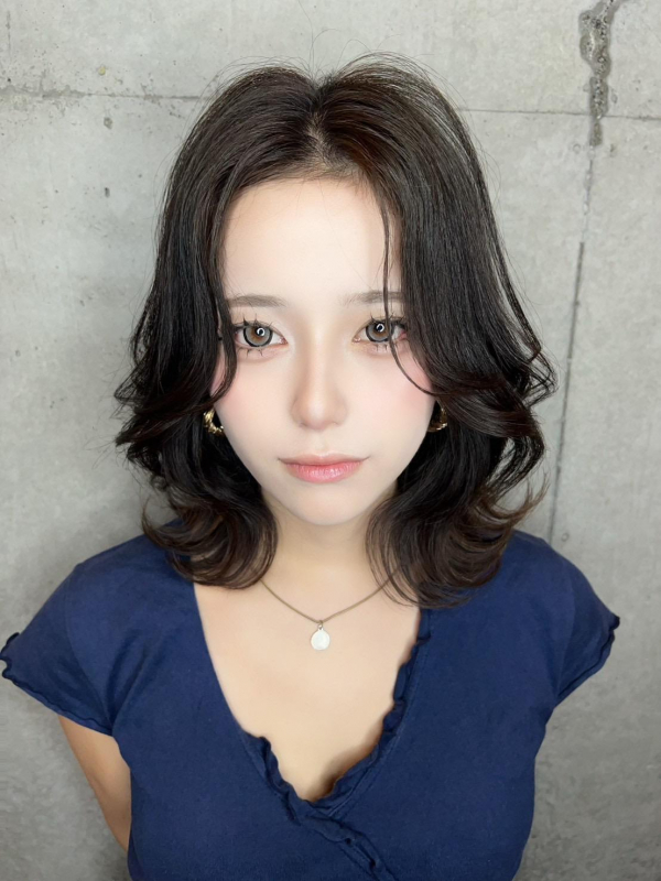 カーテンバング　外ハネミディアム　くびれヘアー　レイヤーカット　グレージュ