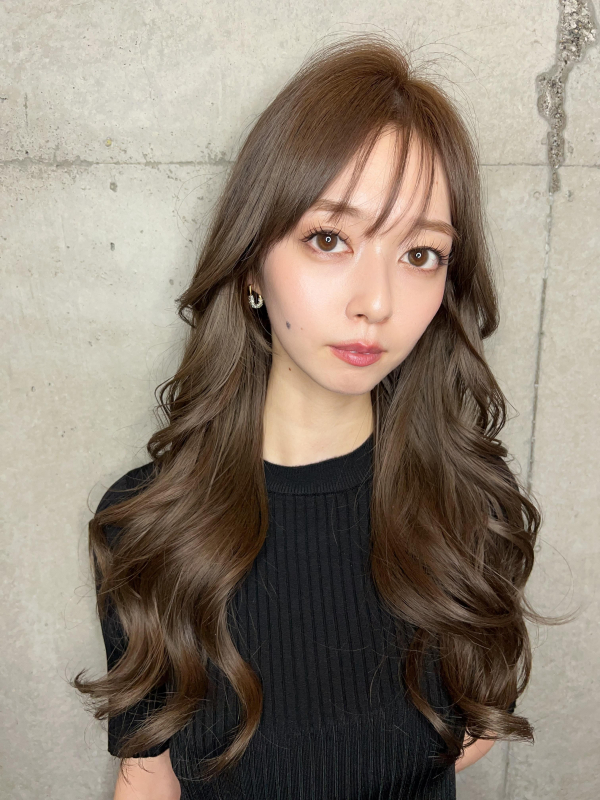 オリーブベージュ　ハッシュカット　レイヤーカット　くびれヘアー