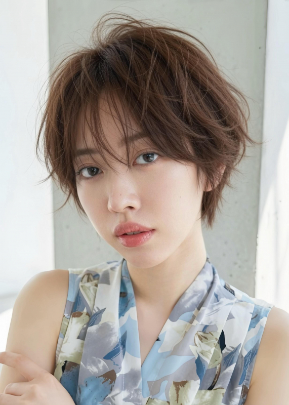 大人ショートナチュラルパーマ夏カラーシースルーバング